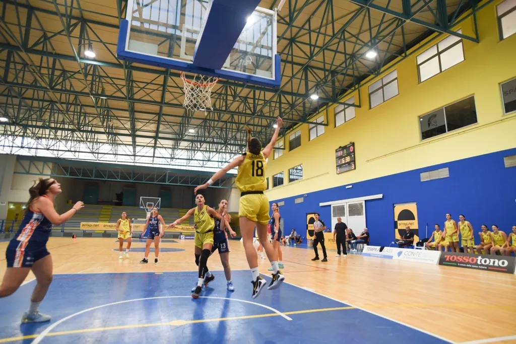 Una giocatrice della Errepi Net Dinamo Taranto al tiro contro la Battipagliese
