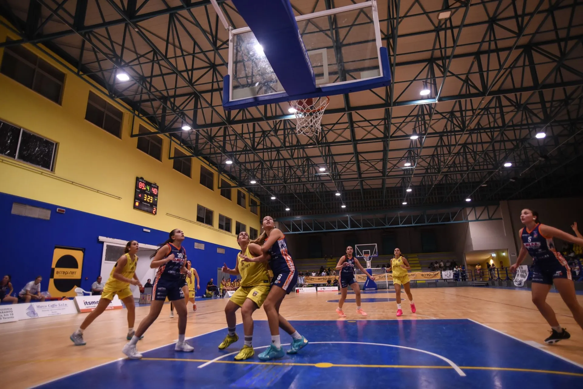 Azione sotto canestro durante Errepi Net Dinamo Taranto - Battipagliese, con il tabellone sul 89-40