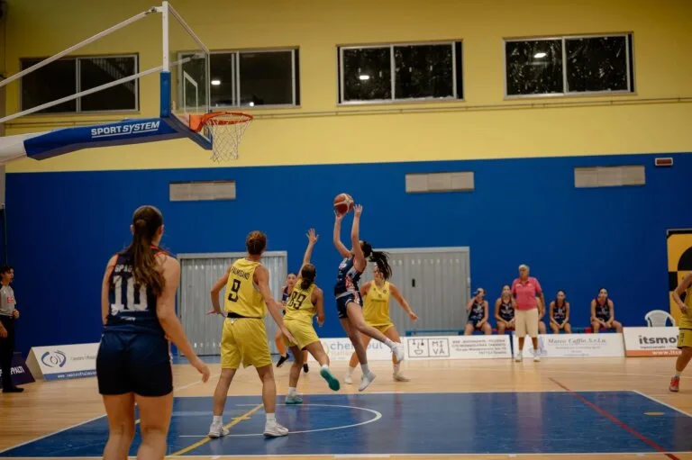 Azione di gioco della Errepi Net Dinamo Taranto: tiro al ferro sotto canestro