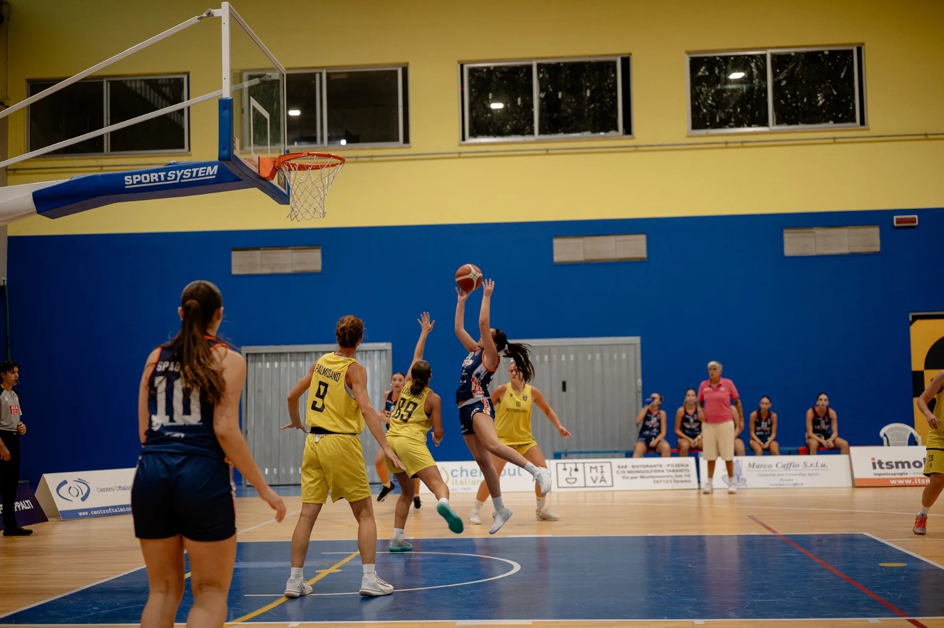 Azione di gioco della Errepi Net Dinamo Taranto: tiro al ferro sotto canestro