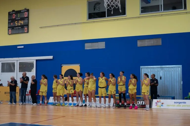 La Errepi Net Dinamo Taranto schierata a bordo campo al PalaFiom prima della palla a due