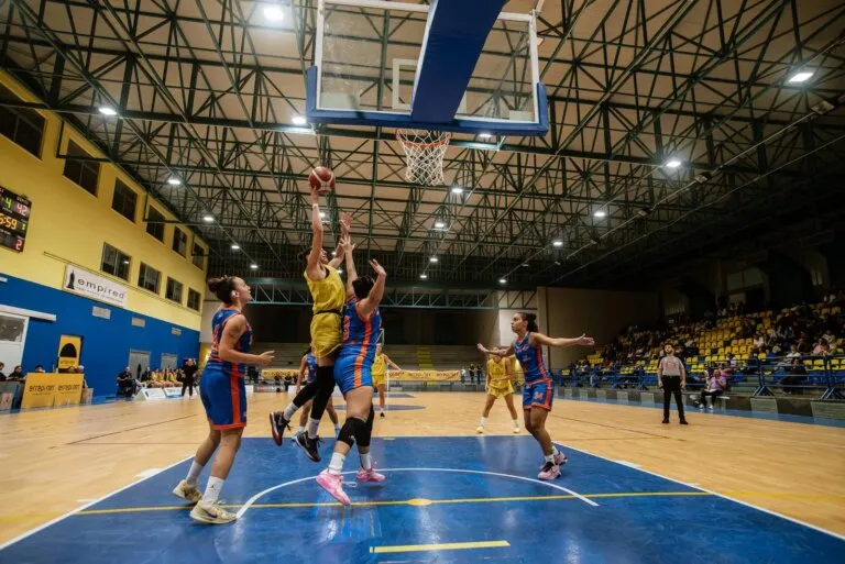 Errepi Net Dinamo Taranto - Universita G. Fortunato Benevento 74-53: azione sotto canestro al PalaFiom